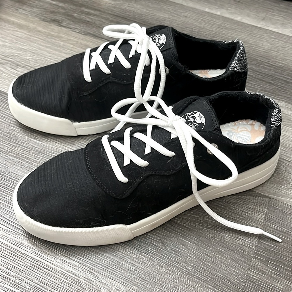 Black and White Roxy Surf Sneakers